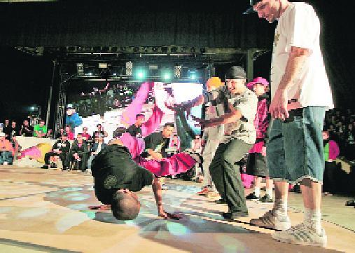 Przed południem Krakowskim Przedmieściem zawładnęli euroentuzjaści, wieczorem studenci.. W Parku Sowińskiego breakdance’owcy udowadniali, że grawitacja nie istnieje, a Kazik jest uwielbiany nawet jak się myli.