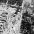 Na zdjęciu lotniczym z 1944 roku widać po prawej stronie stadion Polonii, a po lewej wywózkę gruzów z getta. Strzałki wskazują na  torowiska ze stojącymi na nich wagonikami. Oczysz- czony teren  (w rejonie lewej strzałki) to  nieistniejący dziś plac  Muranowski  archiwum zygmunta walkowskiego