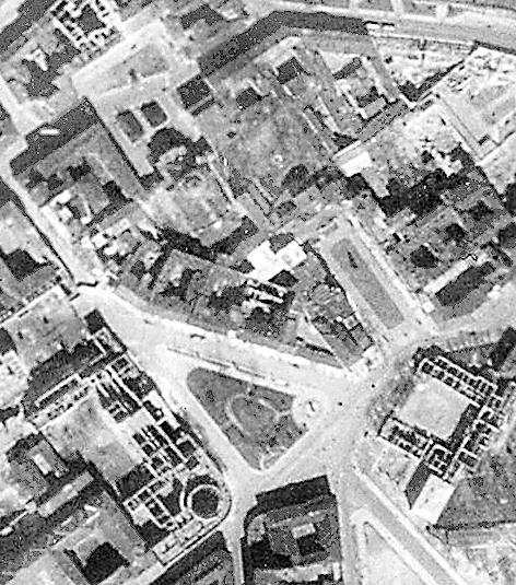Lotnicze zdjęcie z 1941 roku ukazuje plac Bankowy w dawnym kształcie oraz Wielka Synagoga przy Tłomackiem 