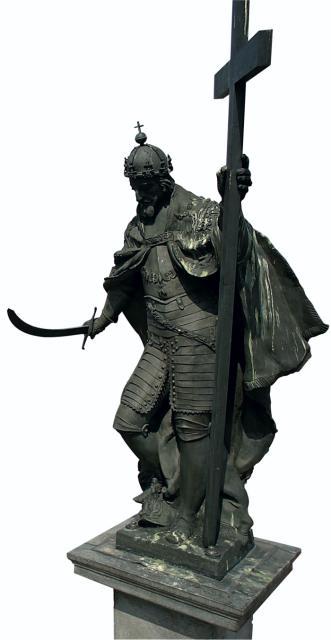 Sprawca całego zamieszania, Zygmunt III Waza, ma w Warszawie pomnik, który stał się jednym z symboli miasta. W Krakowie nie lubią tego władcy – bo i za co?   Pozbawił ich części  stołeczności  