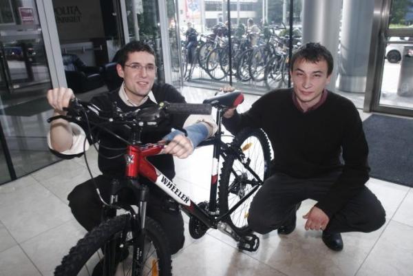 Grzegorz Wiliński (z lewej) i Hubert Piotrowski (z prawej). Grzegorz wygrał rower za fotografię miesiąca. Sfotografował Domek Mauretański.  Przy odbiorze nagrody okazało się, że pierwszy zrobił zdjęcie, drugi był pomysłodawcą. 