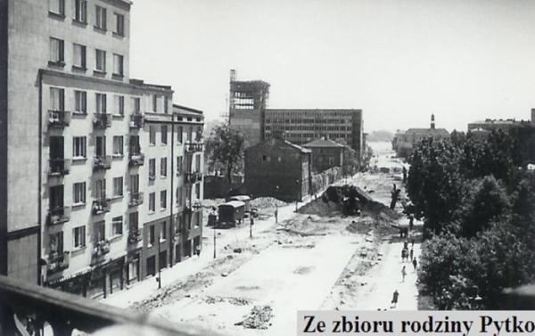 1965. Zdjęcie przedstawia ulicę Solec.  Zdjęcie konkursowe z 30 maja 2009 roku.