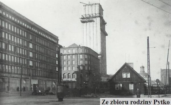 1954 rok - Plac Powstańców Warszawy. Zdjęcie konkursowe z 20 czerwca.