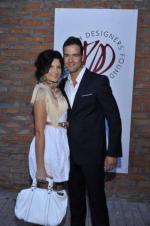 Conrado Moreno z żoną postawili na uśmiech i bardzo orzeźwiającą mieszankę stylową: biel i czerń, casual i elegancja. Tak trzymać!
