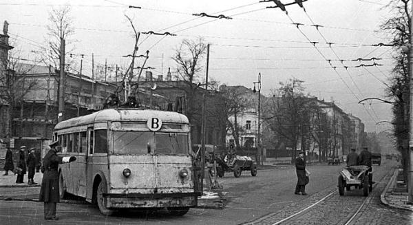 Listopad 1947 roku. Pojazd typu JaT-B2 skręca z Al. Stalina (Al. Ujazdowskie) w ul. Piękną. Warto zwrócić uwagę na plątaninę trakcji elektrycznej