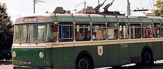 Lato 1995 roku – to już ostatnie kursy przed ostateczną likwidacją. Pojazd linii 51 wjeżdża właśnie na Dworzec Południowy  