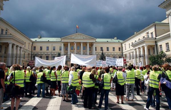 Ponad 500 kobiet z KDT przyszło z protestem przed ratusz. Nie zostały wpuszczone 