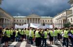 Ponad 500 kobiet z KDT przyszło z protestem przed ratusz. Nie zostały wpuszczone 