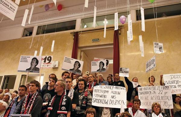 *Na sesji rady miasta tłumy, protestujący zagłuszali radnych. Kilka razy przerywano obrady 