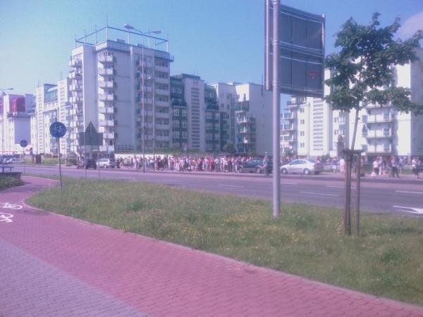 Metro Stokłosy - tłum ludzi czeka na autobusy w strone centrum. Fot. Michał Pisarek