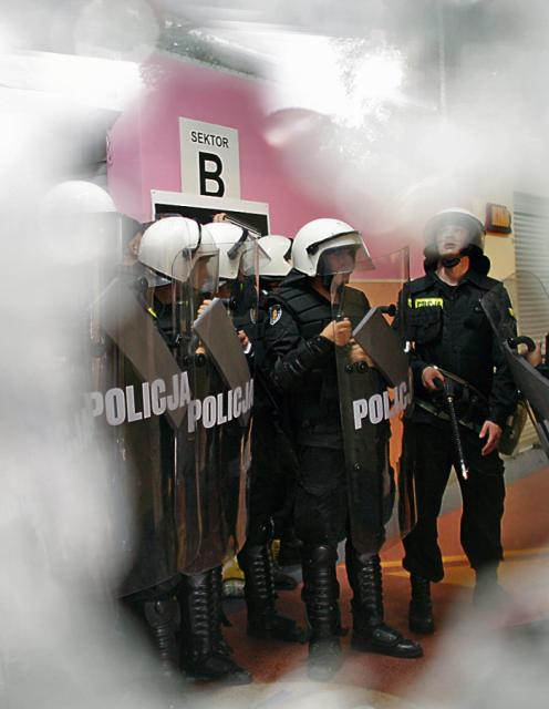 Działania policji były niemrawe. W akcji przy KDT brało udział 200 policjantów, 200 strażników miejskich i 220 ochroniarzy