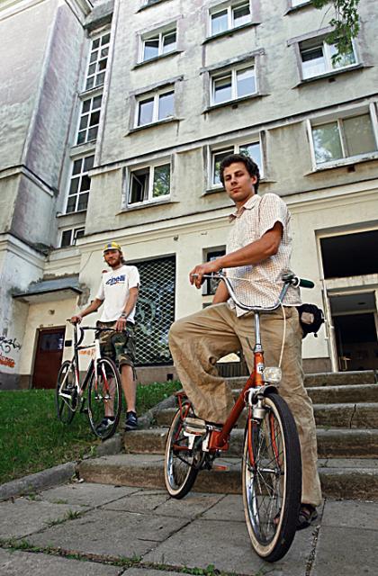 *Antek Górski ma nadzieję, że wypożyczalnia ruszy już we wrześniu. Ci, którzy mają rowery, a ich nie używają, mogą je oddać do bezpłatnej wypożyczalni. Więcej informacji  pod adresem antek.gorski @wp.pl 
