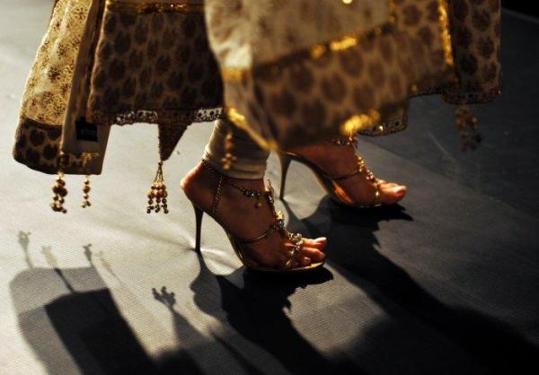 Bangalore Fashion Week. Na co dzień Hinduski chodzą boso lub w butach na płaskim obcasie. Na specjalne okazje wybierają biżuteryjne sandałki lekkie jak mgiełka.
