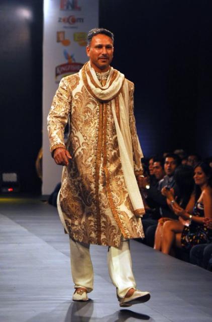 Bangalore Fashion Week. Na wybiegu gwiazda golfa, Jeev Milkha Singh. Projekt: Rocky.S.