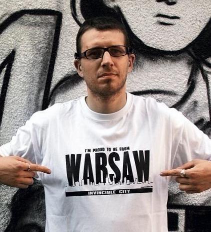 „Pjus” w koszulce z napisem „Jestem dumny, że jestem z Warszawy. To Niezwyciężone miasto”