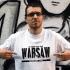 „Pjus” w koszulce z napisem „Jestem dumny, że jestem z Warszawy. To Niezwyciężone miasto”
