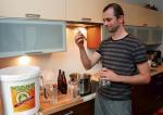 Paweł Jakubowski warzy własne piwo od dwóch lat. – Z tym poradzi sobie każdy, kto potrafi zagotować wodę – mówi 
