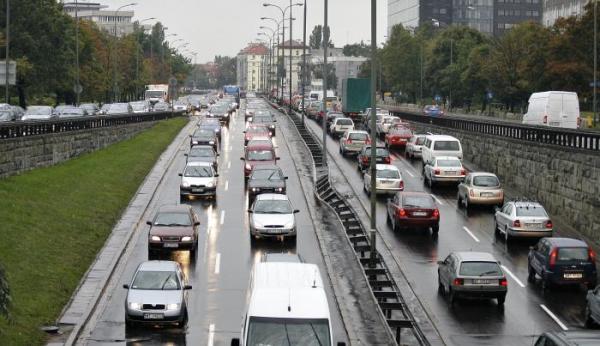 Trasa Łazienkowska zalana potokiem aut w Międzynarodowy Dzień bez Samochodu