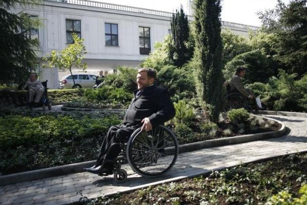 Niepełnosprawni posłowie też musza pokonywać bariery. Na zdjęciu Sławomir Piechota. 