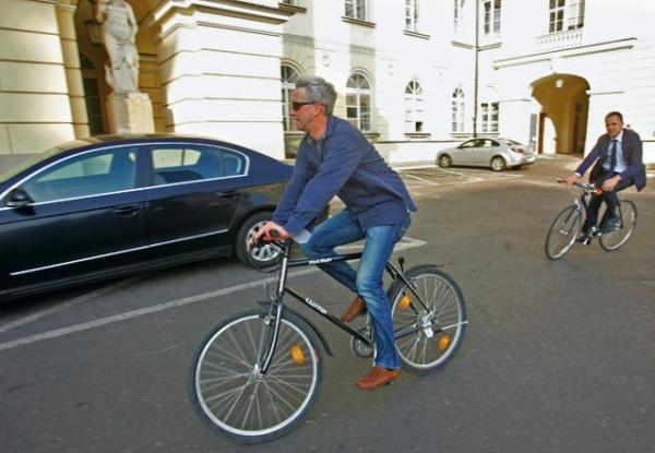 Wiceprezydent Jacek Wojciechowicz na rowerze Clinton
