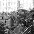 Setka trumien pełnych prochów ludzi spalonych w Powstaniu. 6 sierpnia 1946 roku kondukt przeszedł przez miasto 