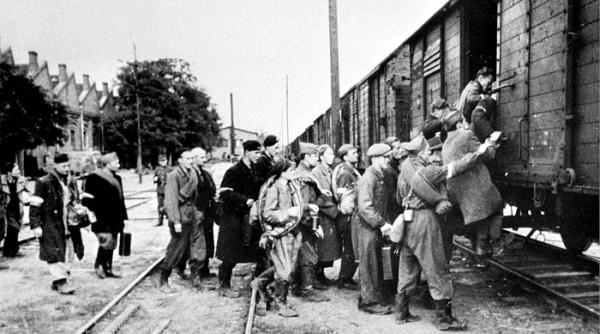 *Przez obóz w Pruszkowie przewinęło się około pół miliona ludzi. Część rozwieziono po Generalnej Guberni, część pojechała  na roboty do Niemiec.  Powstańcy pojechali do obozów jenieckich. Na zdjęciu ich załadunek do wagonów 
