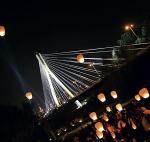 Po godz. 20 uczestnicy imprezy mogli wypuścić w niebo  200 świecących lampionów