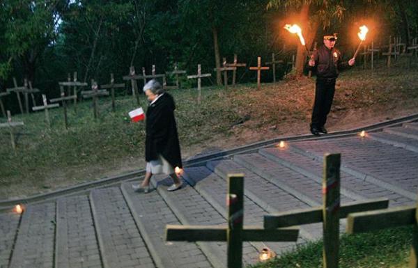 Znicze płonęły wzdłuż schodów prowadzących na kopiec