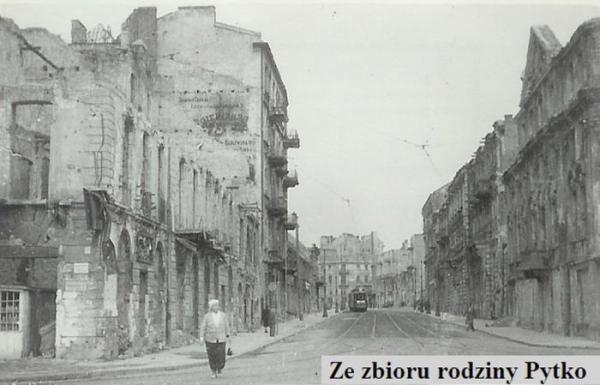 Zdjęcie Leopolda Pytko pochodzi z 1946 roku. Nazwa ulicy wywodzi się od trąbek wozów pocztowych wyjeżdżających spod gmachu dawnej Poczty Saskiej (Pałac Wesslów).