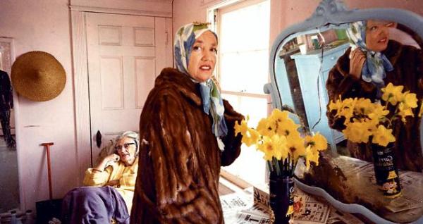 Estetyka i elegancja zamożnych abnegatek. Edith Bouvier z córką w filmie dokumentalnym Davida Mayslesa „Grey gardens” z 1976 roku