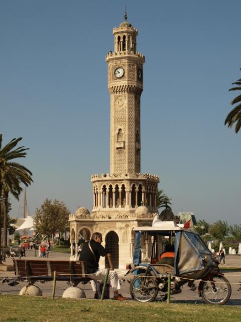 Osmańska wieża zegarowa - znak rozpoznawczy metropolii
