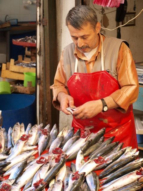 Na największym w mieście bazarze Cemal sprzedaje ryby, orzechy i rodzynki, z których słynie Izmir 
