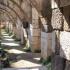 W agorze do dzisiaj zachowały się korynckie kolumnady, sklepione pomieszczenia i zrekonstruowany łuk