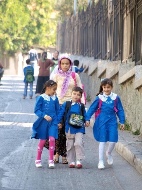 Powrót ze szkoły. W Izmirze uczniowie noszą mundurki