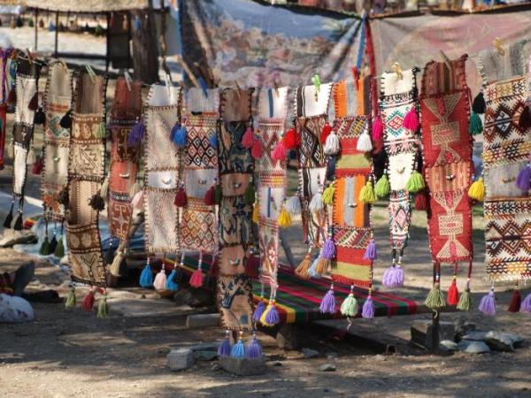 Znakomite pamiątki z Izmiru: wzorzyste torby i kilimy