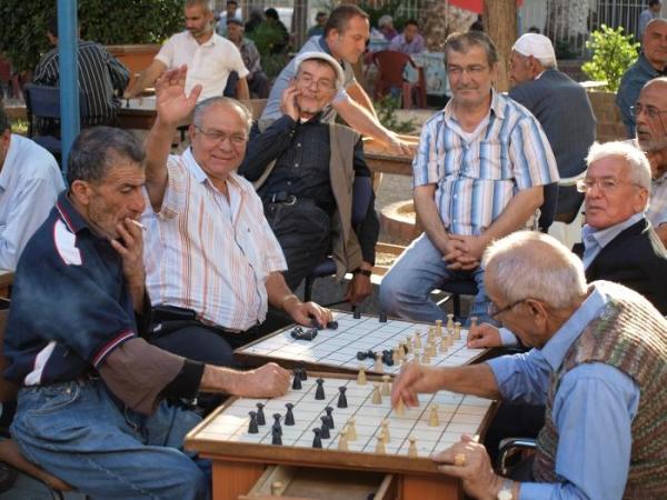 Turcy uwielbiają gry planszowe i słodką herbatę w małych szklankach