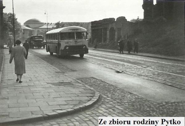 Zdjęcie konkursowe z 24 X. Wskazówka: zdjęcie Leopolda Pytki pochodzi z 1955 roku. Ulica na zdjęciu łączy trzy najpiękniejsze, historyczne place Warszawy..