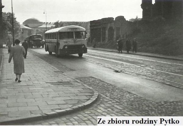 Zdjęcie przedstawiające ulicę Senatorską i wykonane w 1955 roku.