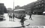 Zdjęcie przedstawiające ulicę Senatorską i wykonane w 1964 roku.