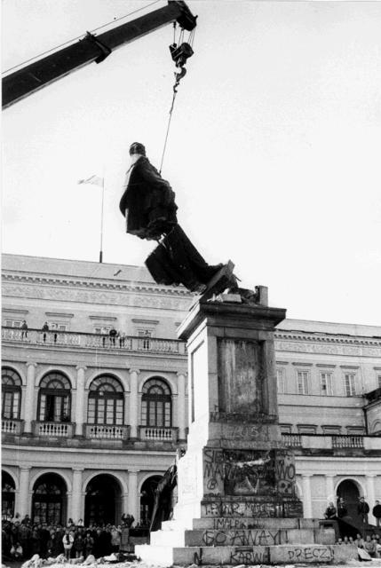 *Początek i koniec kultu idola młodych komunistów. Uroczyste  odsłonięcie  pomnika w 1951 roku i obalenie go  38 lat później. Czy ktoś z zaproszonych gości myślał, że takie dyndanie na dźwigu jak na szubienicy kiedykolwiek nastąpi? 