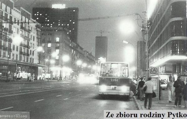 Zdjęcie przedstawia Al. Jerozolimskie. Zostało wykonane w 1985 roku.