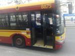 W wyniku gwałtownego hamowania autobusu sześć osób zostało rannych.