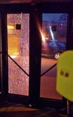 Nieznany sprawca uszkodził boczną szybę i drzwi autobusu linii 158  