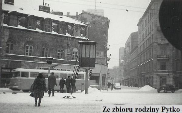 Zdjęcie konkursowe z 28 XI. Zostało wykonane w 1969 roku i przedstawia ul. Chmielną.