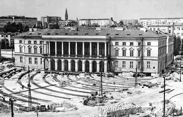 *Tu był początek Krochmalnej, ale w 1970 roku obrócono pałac Lubomirskich i ten rejon miasta ostatecznie zmienił wygląd 