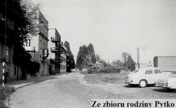 Zdjęcie konkursowe z 11 XII 2009. Zostało wykonane w 1968 roku i przedstawia ul. Wawelską