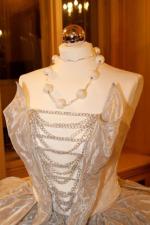 Odważne i nowatorskie suknie Gosi Dudek prezentowane były z biżuterią By Dziubeka.
