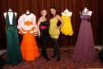 Małgorzata Dudek (po lewej) i Anna Dudek wraz z sukniami projektantki prezentowanymi podczas gali.