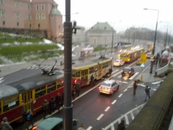 Autobus z urwanym kołem zablokował Trasę W-Z