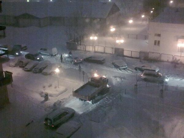 Tak wygląda ulica Polskie Drogi na Ursynowie. Wszyscy stoją, zakopani w śniegu - pisze pani Ania z Ursynowa, autorka zdjęcia.